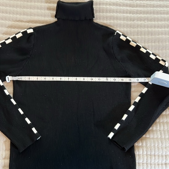 Turtlleneck black sweater with checkered sleeves - Picture 3 of 3